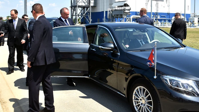 Na archívnej snímke prezident Andrej Kiska do svojej limuzíny.