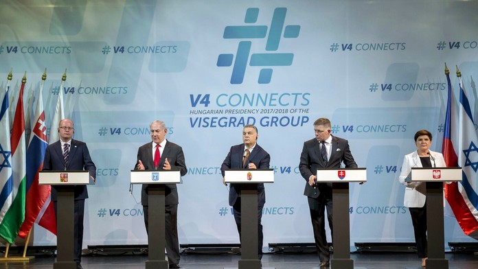 Zľava český premiér Bohuslav Sobotka, izraelský premiér Benjamin Netanjahu, maďarský premiér Viktor Orbán a premiér SR Robert Fi