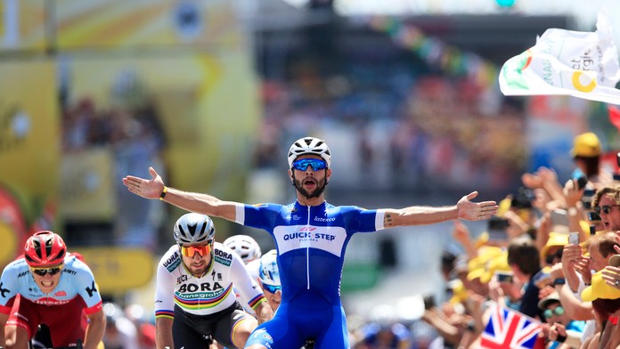 Kolumbijčan Fernando Gaviria oslavuje triumf v 1. etape Tour de France 2018.