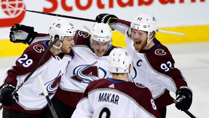 Gabriel Landeskog (vpravo), Nathan MacKinnon (vľavo), Tyson Barrie (v strede) a Cale Makar z Colorada oslavujú gól v 1. kole pla