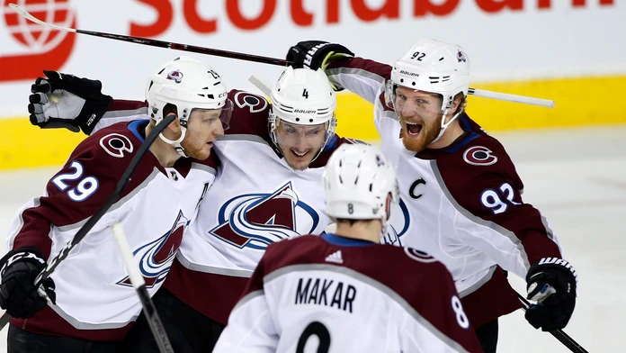 Gabriel Landeskog (vpravo), Nathan MacKinnon (vľavo), Tyson Barrie (v strede) a Cale Makar z Colorada oslavujú gól v 1. kole pla