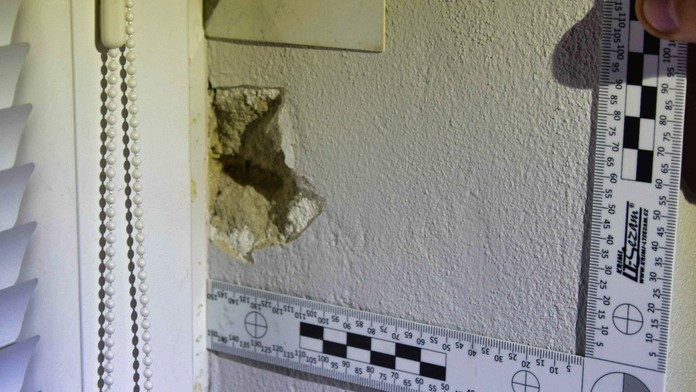 Zatúlaný projektil skončil v rodinnom dome