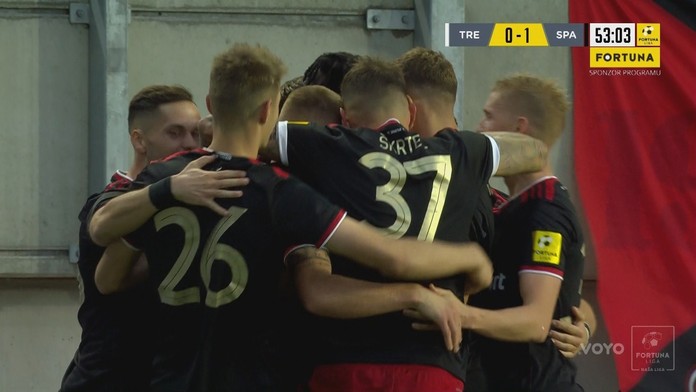 Hráči Trnavy oslavujú víťazný gól Twardzika.