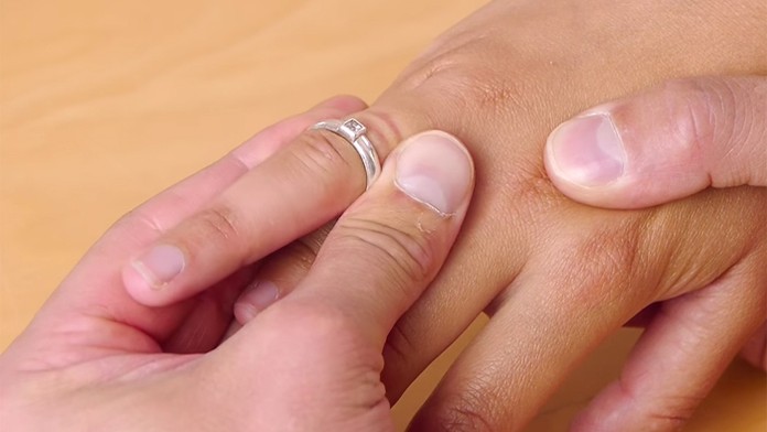 Prsteň, ktorý si neviete dať dole.