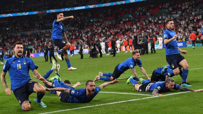 Talianski futbalisti sa tešia z výhry vo finále ME 2020 proti Anglicku.