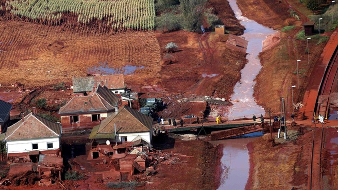 Pontónový most, ktorý nahradil pôvodný v Kolontári 8. októbra 2010, ktorý strhol unikajúci toxický kal po pretrhnutí hrádze.