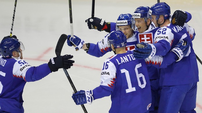 Vľavo prekonaný Patrik Rybár a gólová radosť Kanaďanov v dueli na MS 2019.