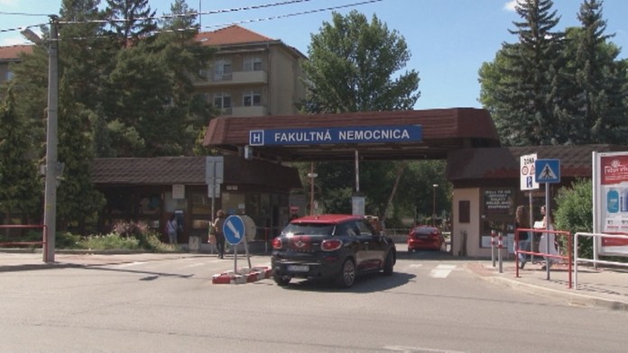 Parkovanie pred nemocnicami malo byť už zadarmo.