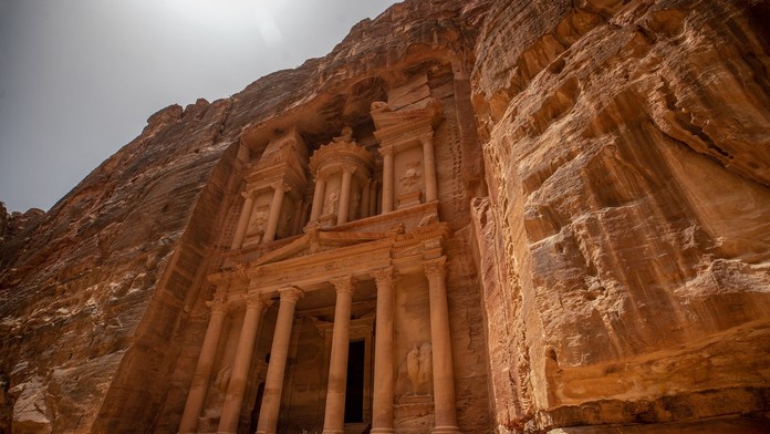 VIDEO: V skalnom meste Petra objavili tajomnú hrobku. Kostra držala pohár pripomínajúci Svätý grál