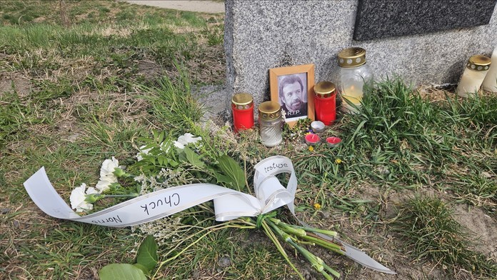 Smrť Chucka Norrisa zarmútila aj Slovákov. Na „jeho“ moste mu zanechali veniec s humorným nápisom