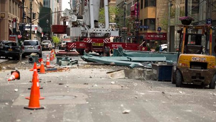 Po nehode žeriavu na stavbe výškovej budovy v New Yorku.