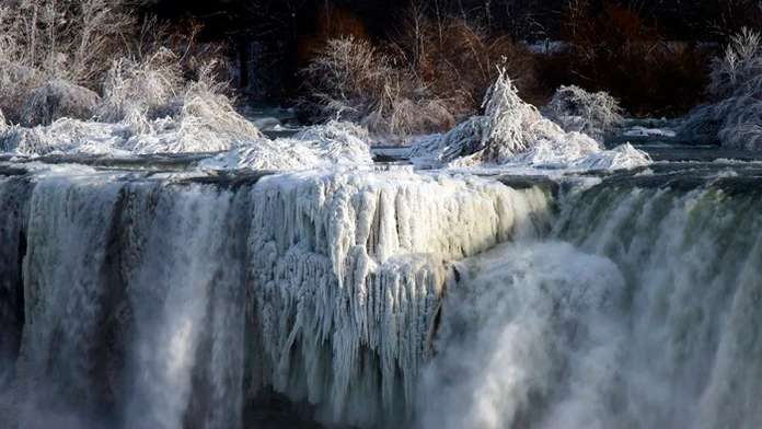 Zamrznuté Niagarské vodopády.