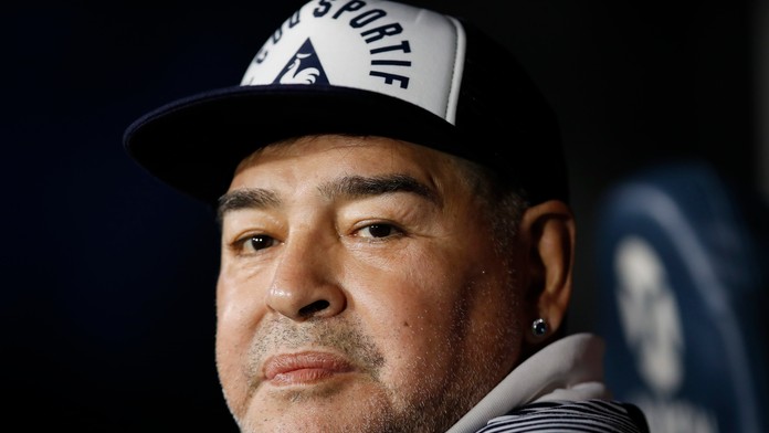 Na archívnej snímke z júna 1986 kapitán Argentíny Diego Maradona drží nad hlavou trofej po výhre vo finále MS.