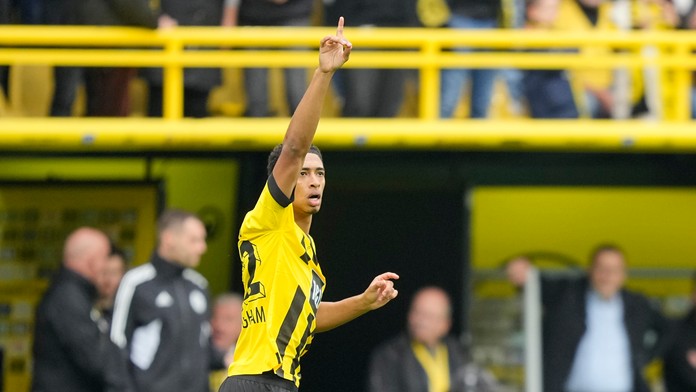 Všetky oči na tínedžeroch Dortmundu, Borussia rozdrvila Stuttgart. Lipsko s ukážkovým záverom