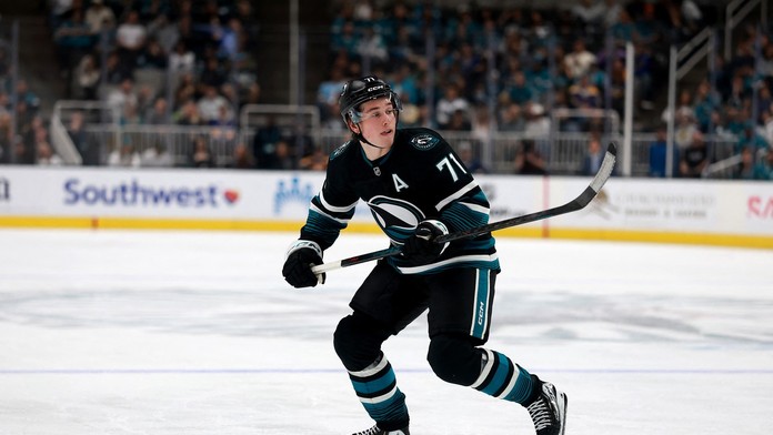 VIDEO: Pred ním to dokázali len piati velikáni. Tínedžer Celebrini pokoril magickú stobodovú hranicu