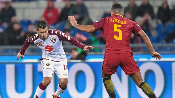 Hráč AS Rím Juan Jesus (vpravo) bojuje o loptu s Iagom Falqueom z Turína. 