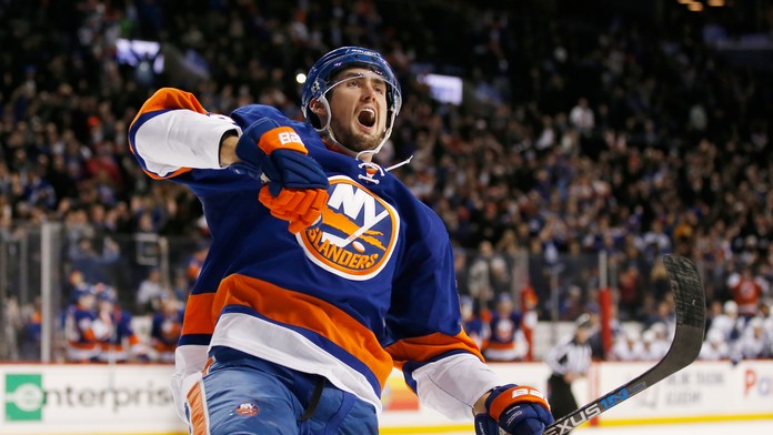 Brock Nelson oslavuje svoj víťazný gól.