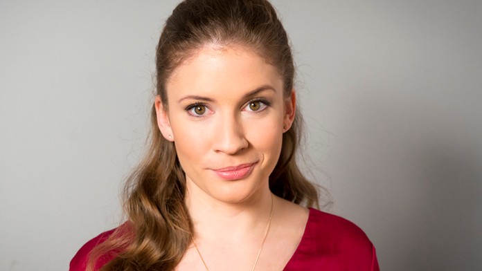 Operatér drží v ruke materiál, ktorý sa aplikuje prasaťu do pohybového aparátu.