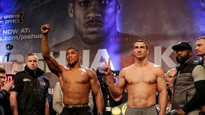 Anthony Joshua a Vladimir Kličko počas váženia pred zápasom v Londýne.