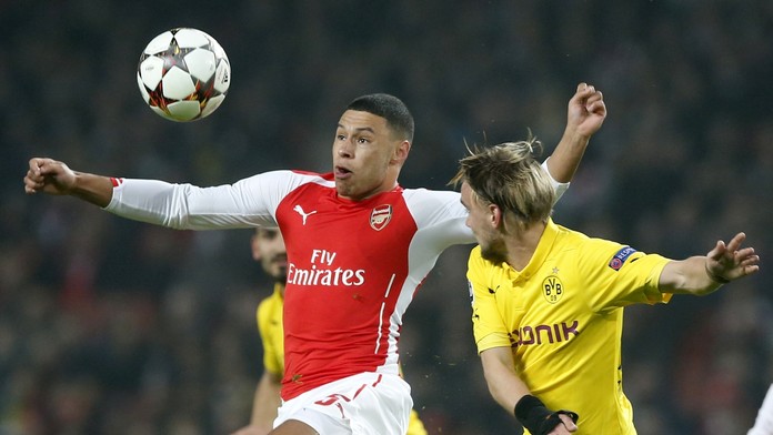 Alex Oxlade-Chamberlain (vľavo) v súboji o loptu s Marcelom Schmelzerom (Dortmund).