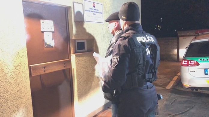 Exministra Mariána Janušeka doviedli do väzenia policajti.