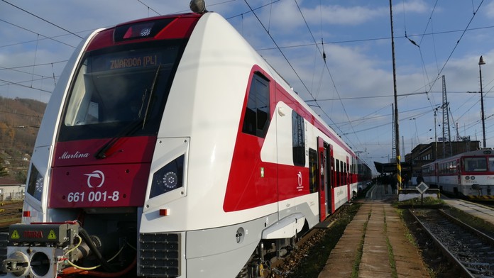 Vlak v Žiari nad Hronom zachytil opitého muža na nástupišti a stiahol ho pod seba. Zraneniam podľahol