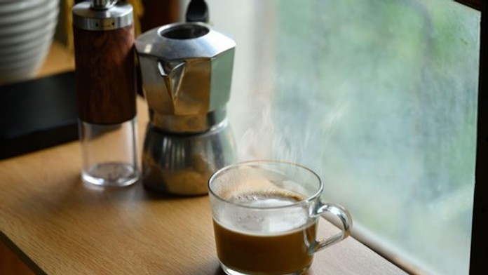 Ranná káva nalačno: Zdravý štart alebo tichý zabijak žalúdka?