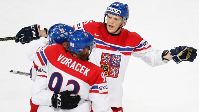 Radko Gudas oslavuje svoj gól skrytý za spoluhráom Jakubom Voráčkom a Radkom Šimkom.