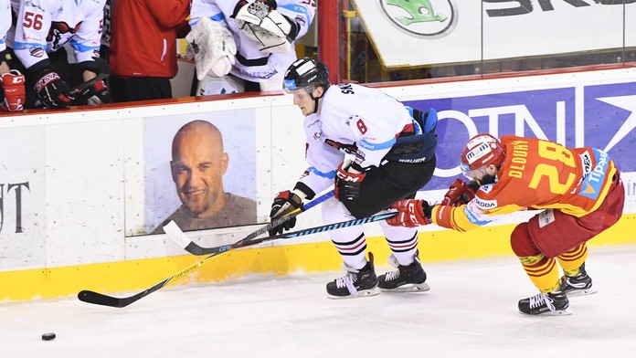 Pavol Skalický z Banskej Bystrice (vľavo) a Radek Dlouhý z Trenčína v piatom zápase finále playoff Tipsport Ligy.