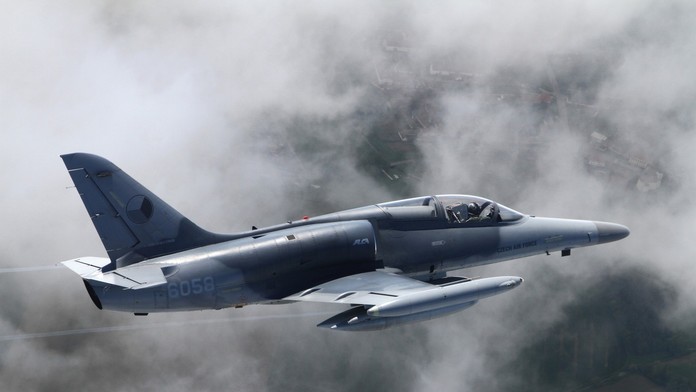 Babišova vláda odmieta Ukrajine predať české stíhačky, podľa Pavla je to sebecké