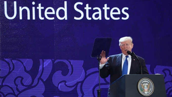 Hokejista Calgary Flames Jaromír Jágr (vľavo) sa teší po strelení  premiérového gólu v drese Flames.