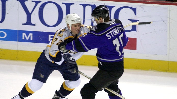 Na snímke z 27. januára 2001 Greg Johnson (22) z Nashville Predators a Jozef Stümpel (15) z Los Angeles Kings.