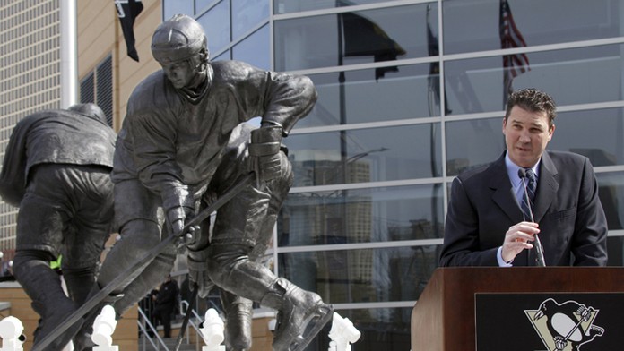 Mario  Lemieux reční pred davom pri slávnostnom odhalení  svojej sochy pred sídlom klubu NHL Pittsburgh Penguins (7. marca 2012)