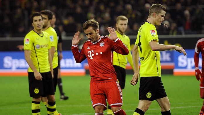 Mario Götze v obkolesení bývalých spoluhráčov