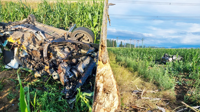 Tragické ráno v Leviciach: Mladý muž (†24) narazil do stromu, auto zostalo úplne zdemolované