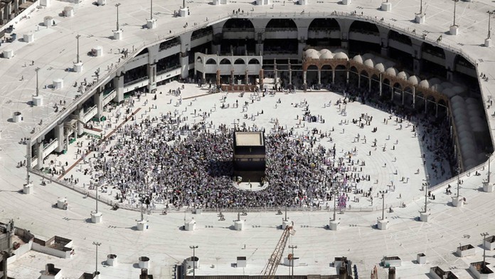 Moslimovia sa zhromažďujú okolo posvätnej kocky Kaaba v areáli Veľkej mešity v Mekke. (archívna snímka)