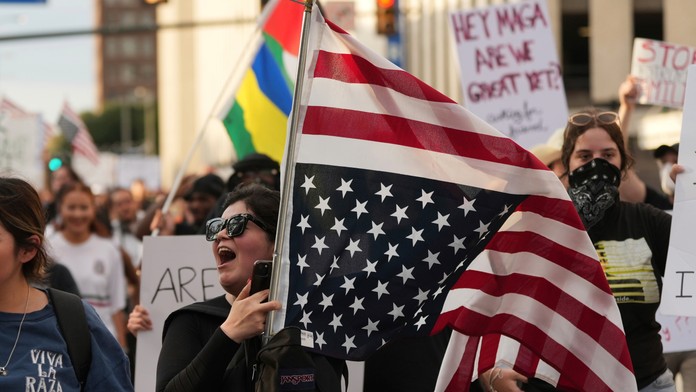 Na snímke demonštranti počas protestu proti imigračným úradom a politike amerického prezidenta Donalda Trumpa v centre amerického mesta San Antonio.