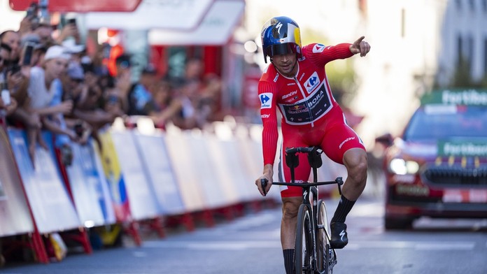 Slovinec Roglič oslavovat štvrtý celkový triumf na Vuelte. Vyrovnal historický rekord Španiela Herasa