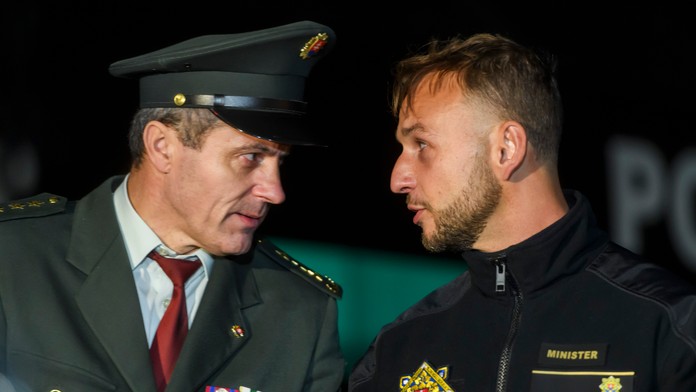 Na snímke zľava zástupca riaditeľa Úradu hraničnej a cudzineckej polície Prezídia PZ Jozef Masnica a minister vnútra SR Matúš Šutaj Eštok (HLAS-SD) počas  brífingu k nasadeniu väčšieho počtu síl a prostriedkov na ochranu hranice s Maďarskom na hraničnom p