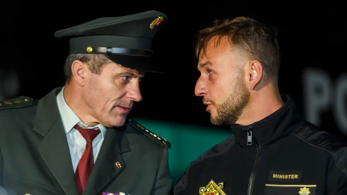 Na snímke zľava zástupca riaditeľa Úradu hraničnej a cudzineckej polície Prezídia PZ Jozef Masnica a minister vnútra SR Matúš Šutaj Eštok (HLAS-SD) počas  brífingu k nasadeniu väčšieho počtu síl a prostriedkov na ochranu hranice s Maďarskom na hraničnom p