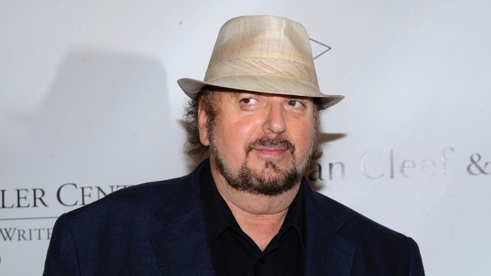 Kouč Realu Zinédine Zidane s trofejou pre Najlepšieho trénera roka.