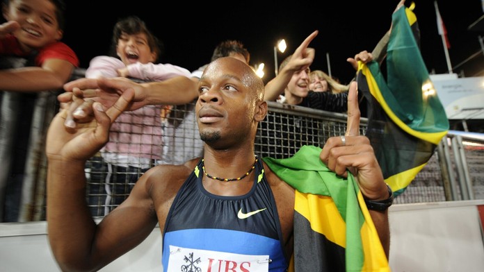 Jamajský šprintér Asafa Powell oslavuje víťazstvo v behu na 100 m na Super Grand Prix vo švajčiarskom Lausanne v roku 2008.