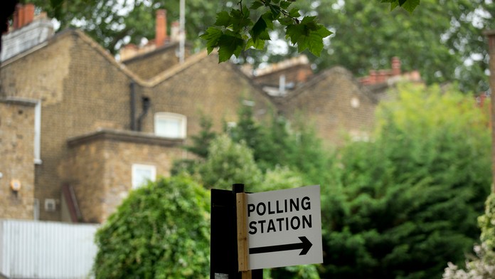 Volebná miestnosť.