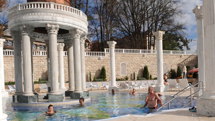 Hospitalizovaní pacienti s potvrdeným koronavírusom alebo s podozrením naň.