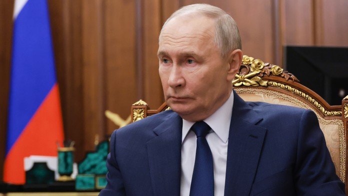 Putin sa vraj ukryl. Vydesil ho útok na Irán, tvrdí politik