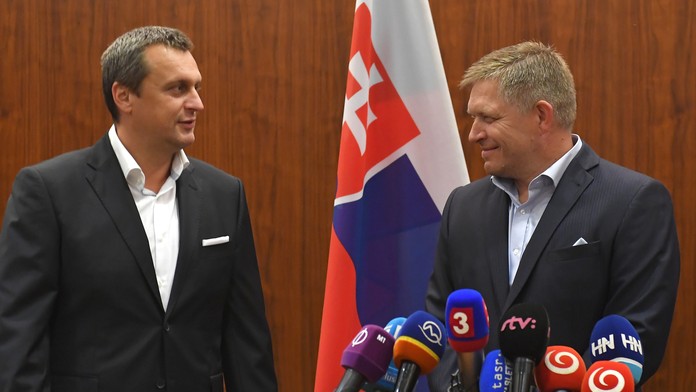 Na snímke predseda vlády SR a predseda SMER-SD Robert Fico (vpravo) a predseda SNS Andrej Danko