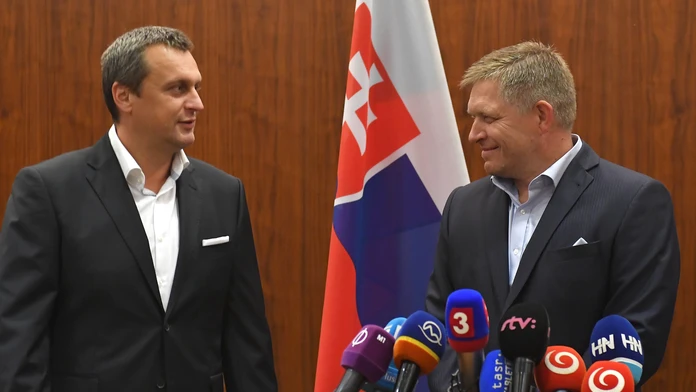 Na snímke predseda vlády SR a predseda SMER-SD Robert Fico (vpravo) a predseda SNS Andrej Danko