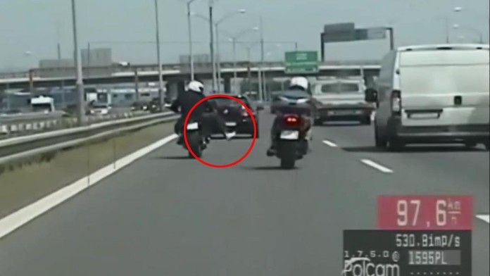 Vulgárne gestá a kopanie do áut: Kamera zachytila drzého motorkára v Bratislave