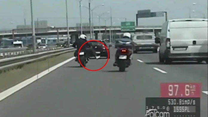 Vulgárne gestá a kopanie do áut: Kamera zachytila drzého motorkára v Bratislave