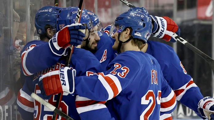 Hokejista New Yorku Rangers Mika Zibanejad (uprostred) sa teší so spoluhráčmi po strelení hetriku.
